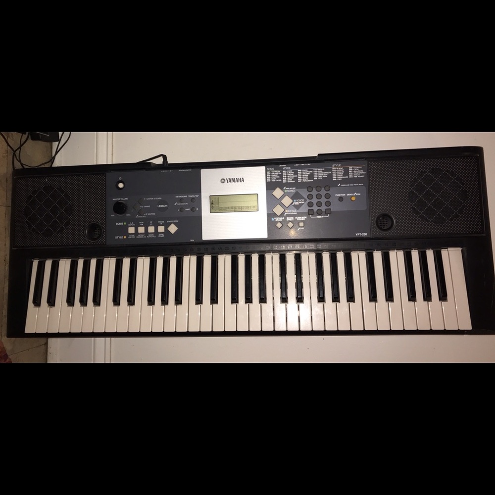 Yamaha keyboard w/ stand